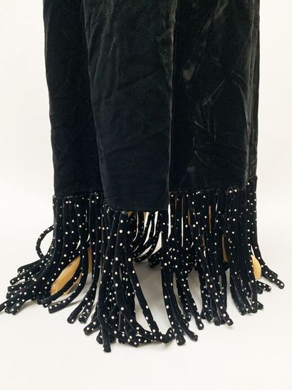 null Lot including : 


- Guy LAROCHE


Jacket with black shoulders and gold and...