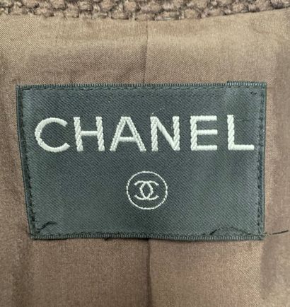 null CHANEL


Double-breasted coat in brown wool. Signed buttons. Size 40-42.