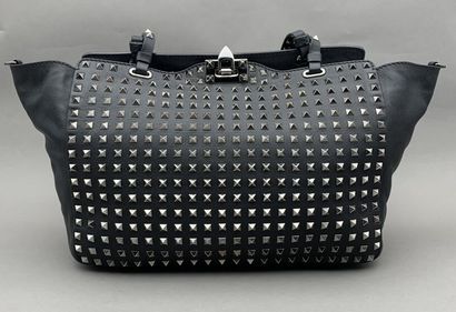 null VALENTINO


Handbag with two handles in black leather decorated with diamond...