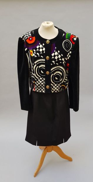 null Louis FÉRAUD, Set


Wool and cotton suit with black patterns including: a jacket...
