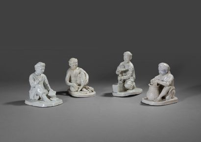 Ensemble de quatre statuettes en grès porcelaineux...