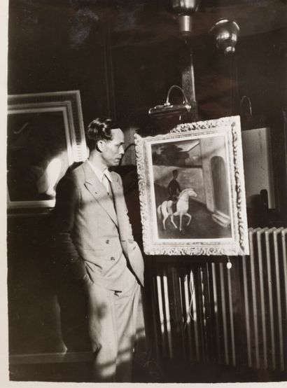 1946
Portrait de Vu Cao Dam devant ses tableaux....