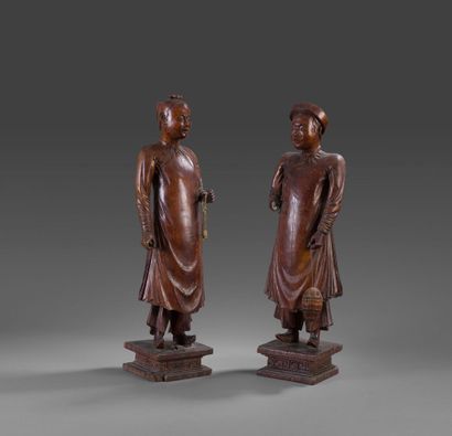 null Paire de statues en bois sculpté figurant un couple annamite. Représentés en...