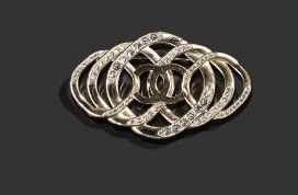 CHANEL

Diamond brooch in gilded metal. Decorated...