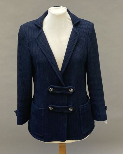 null CHANEL

Blaser in navy cotton jersey. Closure and sleeves with two straps and...