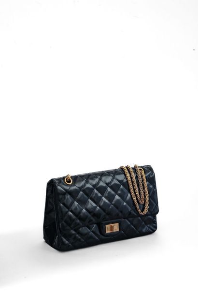 null CHANEL

Jumbo" model

Handbag with double flap in black patent leather. Exterior...