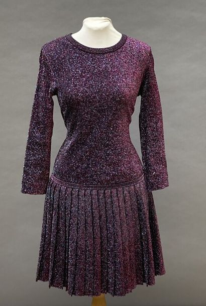 null CHANEL

Purple and pink murex pleated waist dress. Buttons on the side. 

Size...