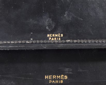 null HERMÈS, Paris

Nécessaire de bureau en métal chromé et garniture en cuir noir...