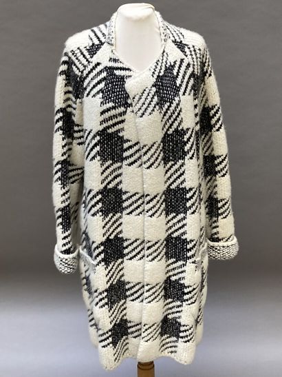 null CHANEL

Cashmere coat printed with a black and white checkerboard. Two patch...