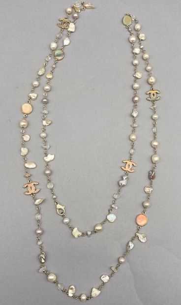 null CHANEL

Silver plated metal necklace. Decorated with irregular pearls, pearlescent...