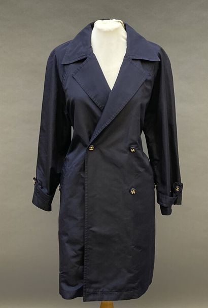 CHANEL

Raincoat in blue silk. Double raglan...