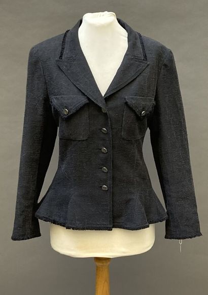 null CHANEL

Black jacket in faded denim. Two patch pockets with flaps on the chest....