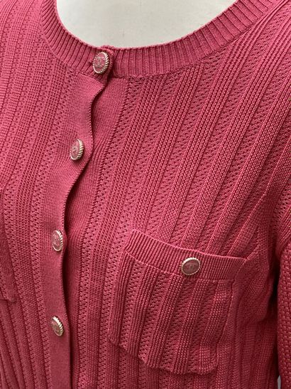 null CHANEL

Cardigan in crushed raspberry cotton knit. Two patch pockets. Buttons...