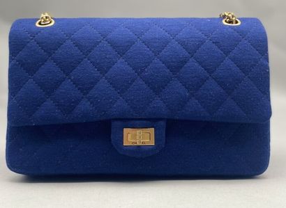 null CHANEL

255" model by Karl Lagerfeld

Handbag in blue-red quilted jersey. Gold...