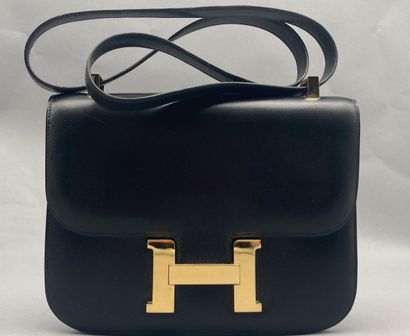 null HERMÈS

Constance" model

Handbag with shoulder strap in black box leather....