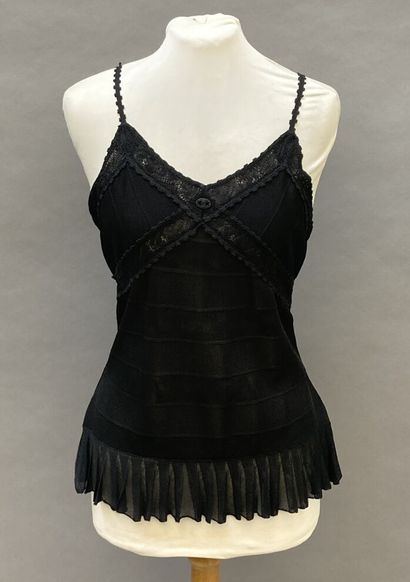 null CHANEL

Cardigan and tank top in jersey crepe and black lace. Button closure...
