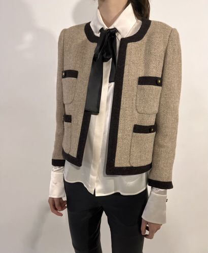 null CHANEL, Boutique

Beige herringbone tweed jacket with dark brown trim. Four...