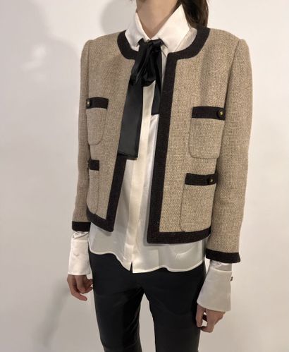 null CHANEL, Boutique

Veste en tweed à chevrons beige et bordure marron foncé. Quatre...