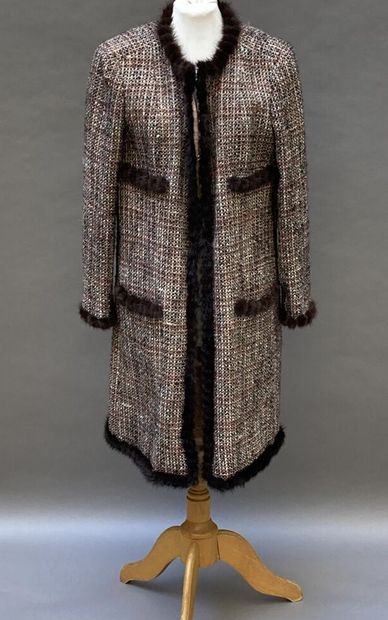 null CHANEL

Black and pink tweed coat enhanced with golden threads. Edges and four...