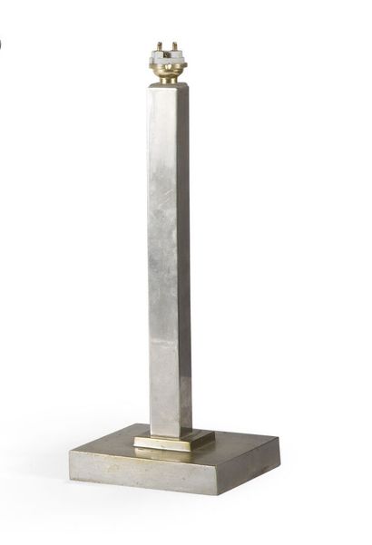null Straight lamp base in chromed metal. Shaft with quadrangular section. Rests...