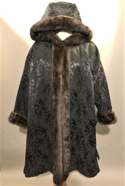 Yves SAINT-LAURENT

Hooded coat in gabardine...