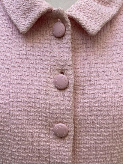 null CHANEL, Boutique

Candy pink cotton jacket. Herringbone decoration. Two patch...