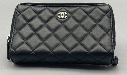 null CHANEL

Pouch forming a wallet and cell phone holder in black quilted leather....