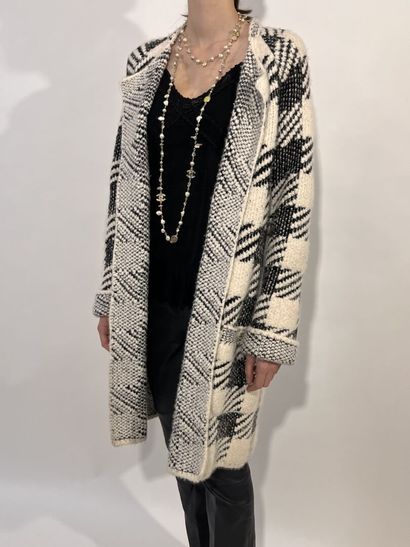 null CHANEL

Cashmere coat printed with a black and white checkerboard. Two patch...