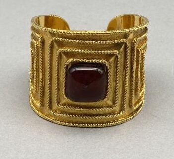 null CHANEL

Bracelet manchette en métal doré serti d'une pierre coussin de couleur...
