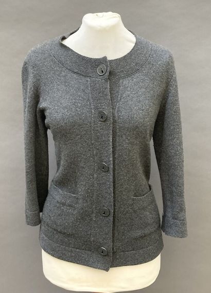 null CHANEL

Mouse-gray cashmere cardigan jacket. Lacquered metal lock buttons closure....