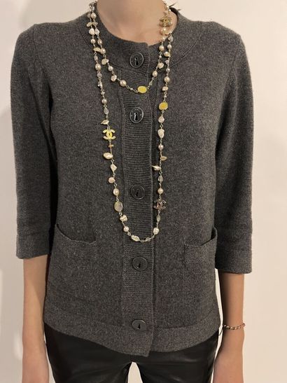 null CHANEL

Mouse-gray cashmere cardigan jacket. Lacquered metal lock buttons closure....