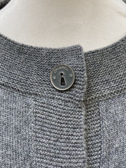 null CHANEL

Mouse-gray cashmere cardigan jacket. Lacquered metal lock buttons closure....