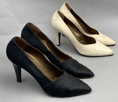 null Lot including : 

- Yves SAINT-LAURENT

Pair of pumps in black suede. Pleated...
