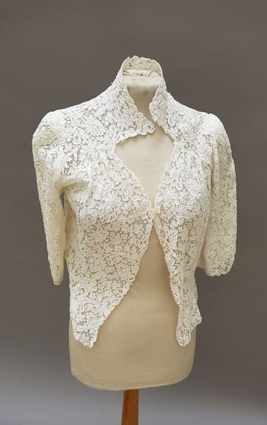 null Lot comprenant : 

- Emmanuel UNGARO, Paris

Collection Parallèle. 

Robe-blouse...