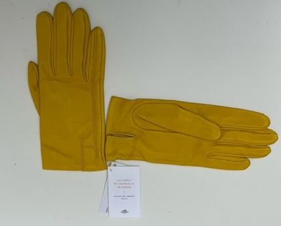 null HERMÈS

Modèle " Poème" 

Paire de gants de dame en agneau jaune-moutarde. Doublure...