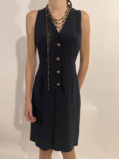 null CHANEL

Sleeveless dress with American cutout in silk and navy silk crepe. Closing...