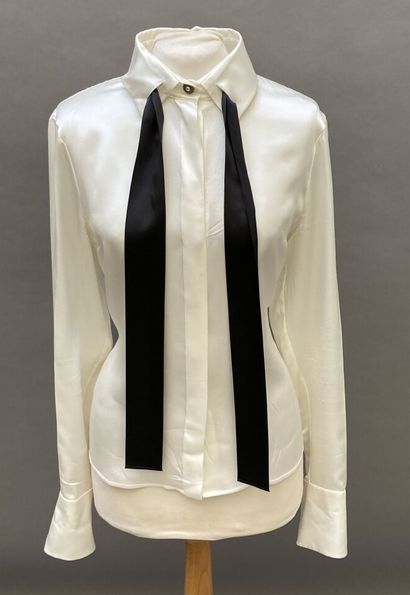 null CHANEL

Ivory satin tie blouse. Black tie. Sleeves with musketeer cuffs closed...