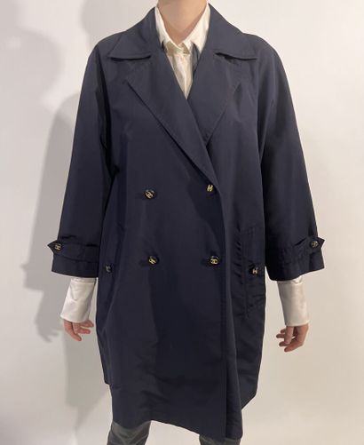 null CHANEL

Raincoat in blue silk. Double raglan pockets. Golden buttons, including...