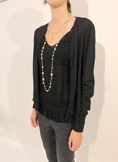 null CHANEL

Cardigan and tank top in jersey crepe and black lace. Button closure...
