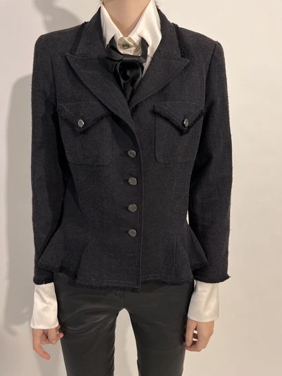 null CHANEL

Black jacket in faded denim. Two patch pockets with flaps on the chest....