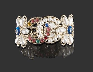 CHANEL

Collection 2019

Cuff bracelet in...