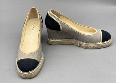 null CHANEL

Pair of espadrilles with wedges in raw canvas. Dark gray toe. Beige...