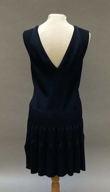 null CHANEL

Sleeveless dress with a tight waist in navy blue stretch. Open back...