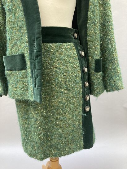 null Yves SAINT-LAURENT, Left Bank

Suit in green tweed speckled. Closure with three...