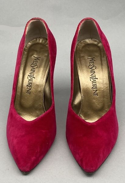 null Yves SAINT-LAURENT

Pair of fuchsia pink velvet pumps. Stiletto heel. Gold leather...