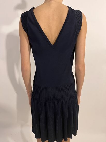 null CHANEL

Sleeveless dress with a tight waist in navy blue stretch. Open back...