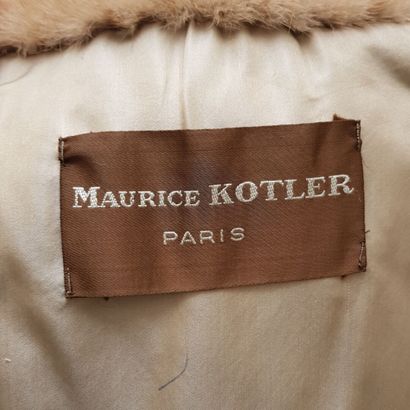 null Maurice KOTLER, Paris

Manteau croisé en vison mâle beige. Fermeture à boutons....
