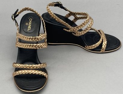 null CHANEL

Pair of black leather wedge sandals. Braided and golden straps. 

Size...
