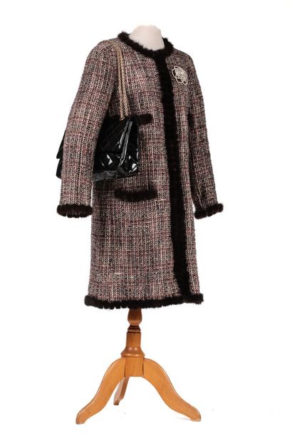 null CHANEL

Black and pink tweed coat enhanced with golden threads. Edges and four...