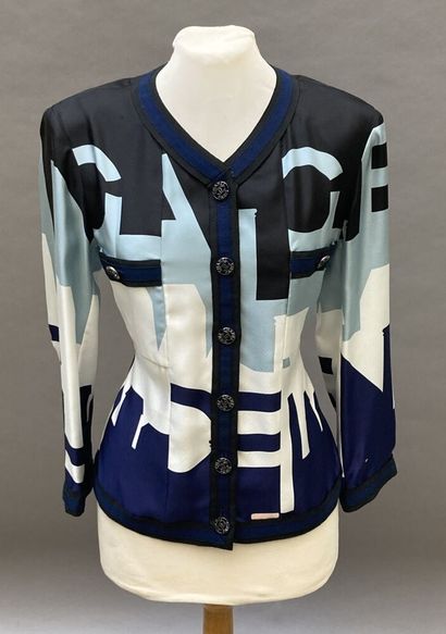 null CHANEL

Blue, white and black printed silk blouse. Black and navy blue trimmed...